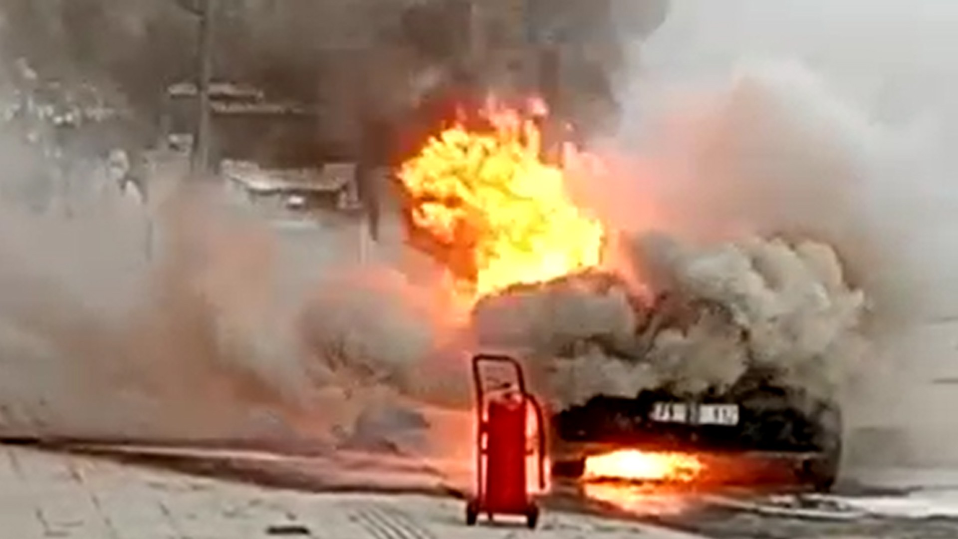 Kırıkkale'de otomobil alev alev yandı